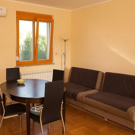 Klara Apartman Pomer