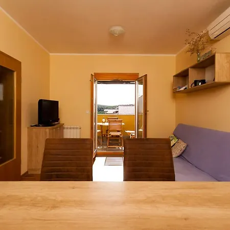 Klara Apartman Pomer