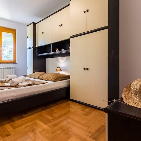 Klara Apartman Pomer